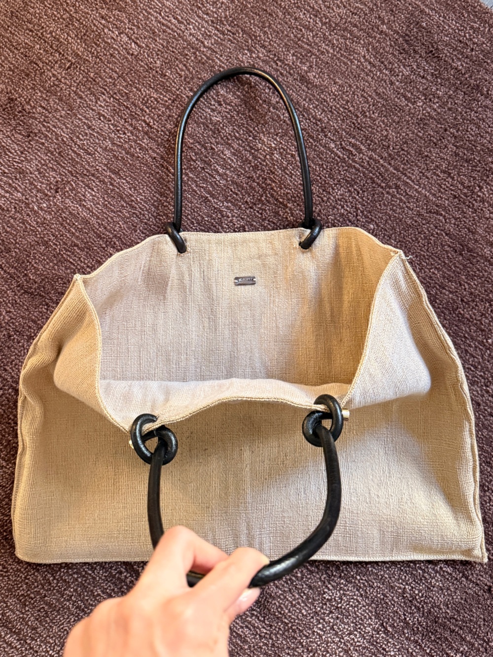 Weaved tote bag with black leather handles